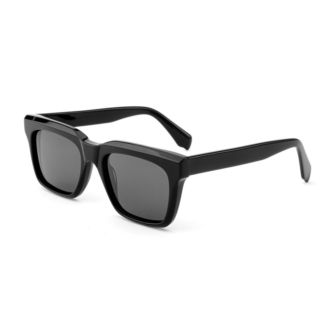 Dame moteriktig solbrille i elegant rektangulært design med robust ramme og UV-beskyttelse Skanto