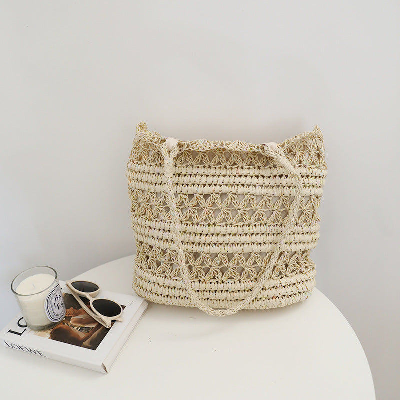 Hand-knotted beach bag in modern net design Skanto