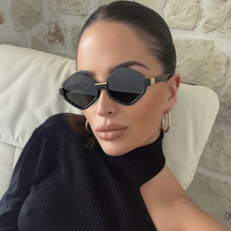 Women's fashionable sunglasses with trendy hexagonal frame and protective lenses Skanto