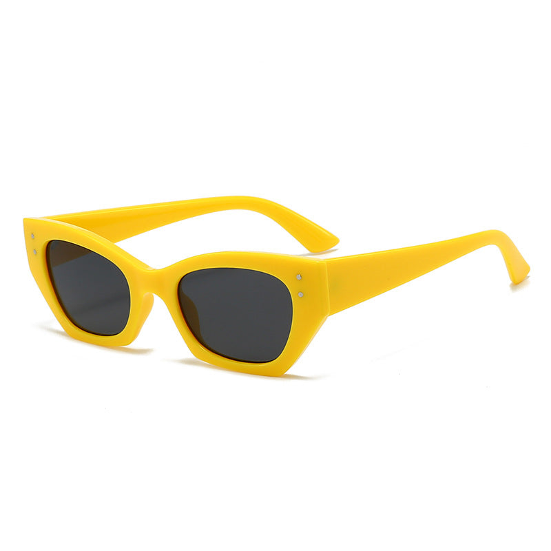 Dame moderne motefull solbrille i innovativt design Skanto