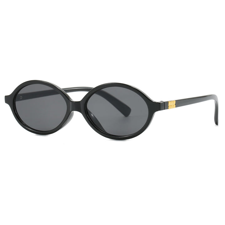 Dame moteriktig solbrille med oval ramme og gyldne detaljer Skanto
