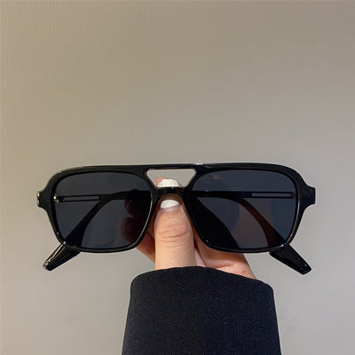 Dame trendy kvadratiske solbriller med transparent ramme og myke linser Skanto