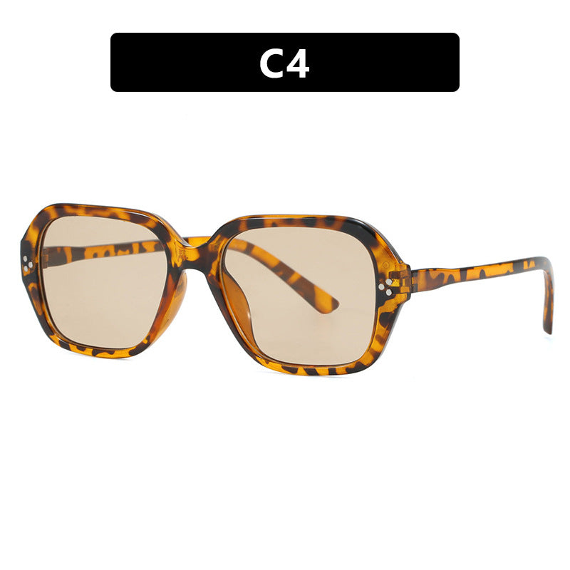 Dame stilige solbriller i trendy geometrisk design Skanto