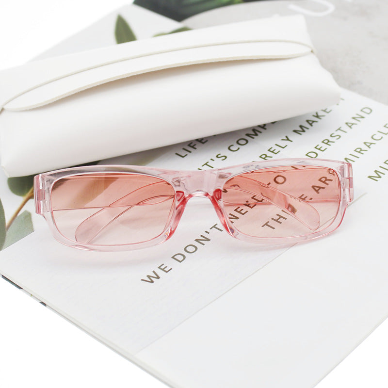 Dame moteriktig solbrille i stilrent rektangulært design Skanto
