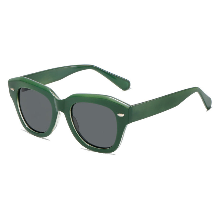 Dame stilig solbrille i moderne design med gjennomsiktig ramme Skanto