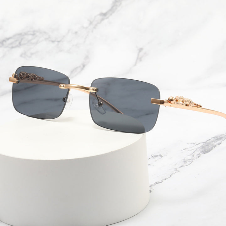 Dame designer solbrille med fin metallramme og luksuriøse detaljer Skanto