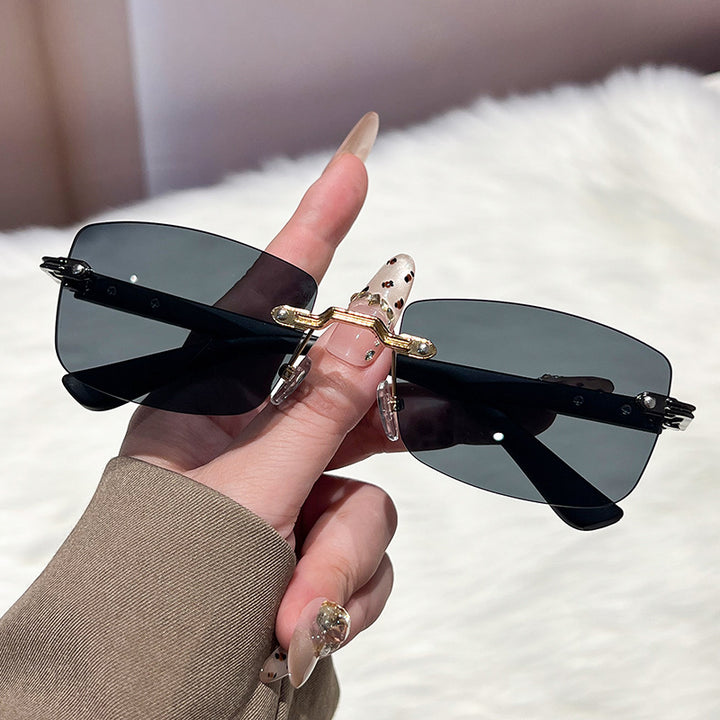 Dame ekstravagant moteriktig solbrille med innovativ ramme Skanto