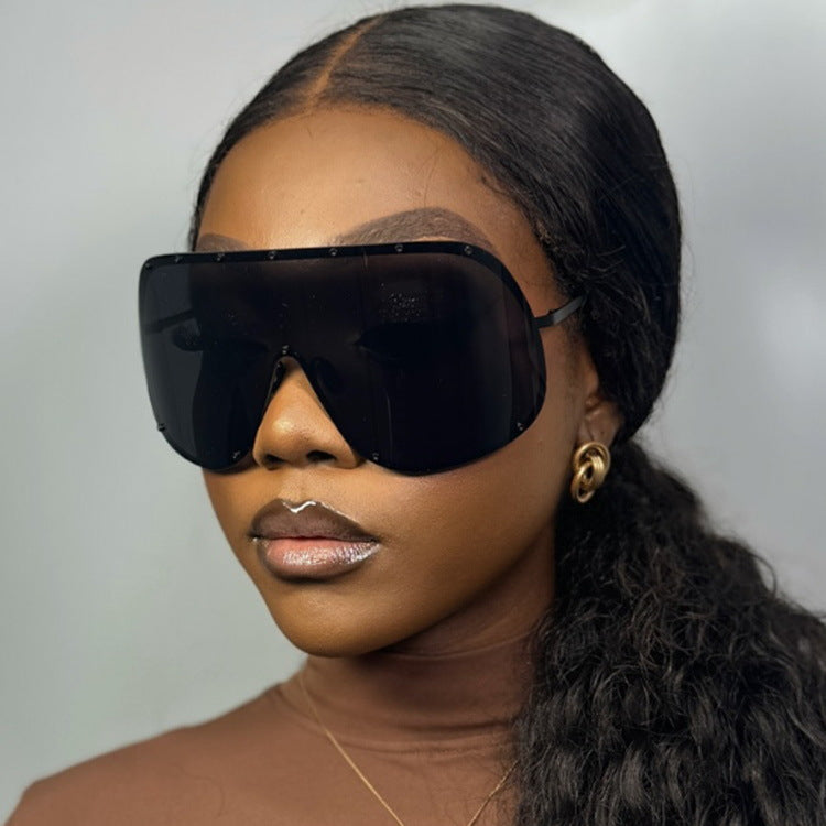 Women's futuristic sunglasses with large frame and innovative design Skanto