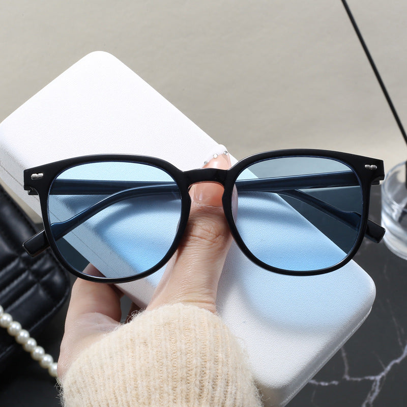 Dame stylish solbrille med transparent ramme og elegant design Skanto