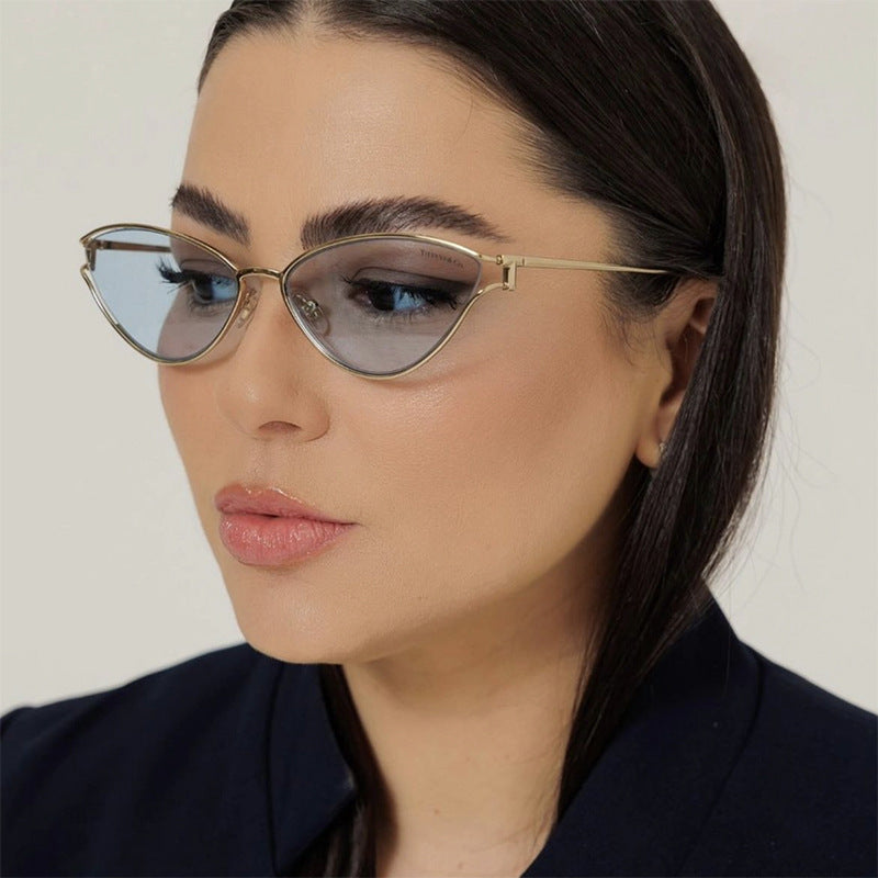Women's Cat-Eye Sunglasses with Protective UV Filter and Elegant Metal Frame Skanto