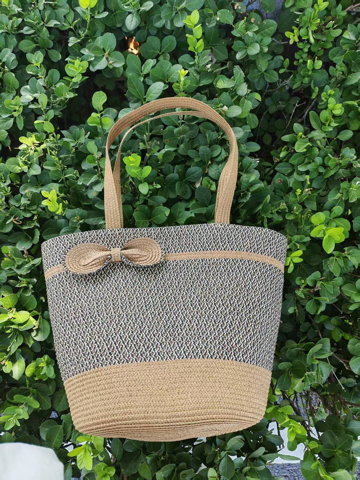 Elegante solhatt med bred brem og diskret stripemønster Skanto