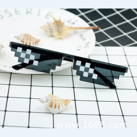 Dame solbriller i trendy pixel-design Skanto