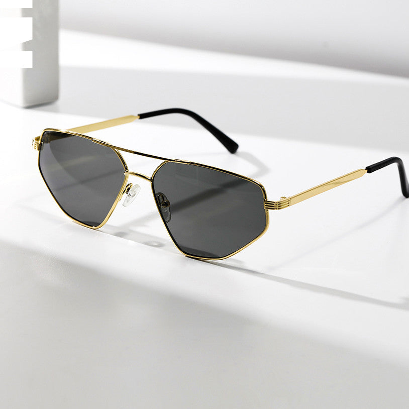 Dame geometrisk solbrille med elegant metallramme Skanto