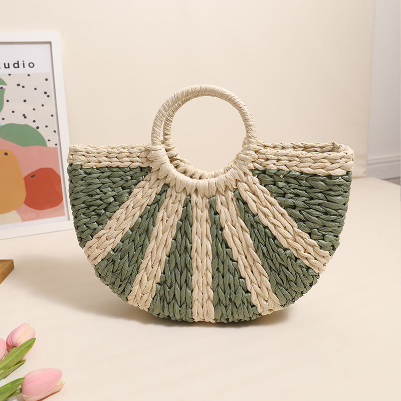 Handbag made of hand-woven raffia with structured base Skanto