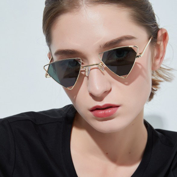 Dame geometrisk solbrille med elegant metallramme Skanto