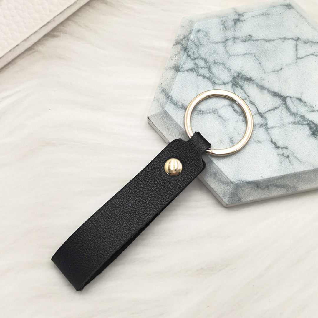 Unisex nøkkelring laget av høykvalitets kunstskinn med elegant metalldekor Skanto