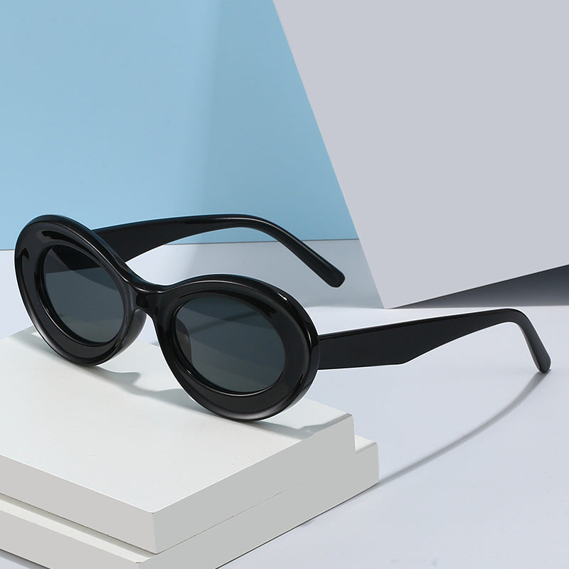 Dame moteriktig solbrille i oval design Skanto