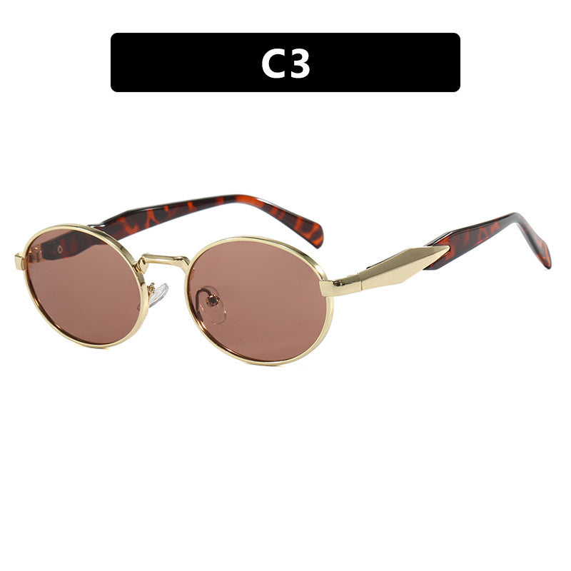 Dame moteriktig solbrille i elegant ovaldesign med trendy detaljer Skanto