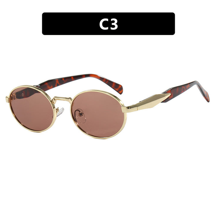 Dame moteriktig solbrille i elegant ovaldesign med trendy detaljer Skanto