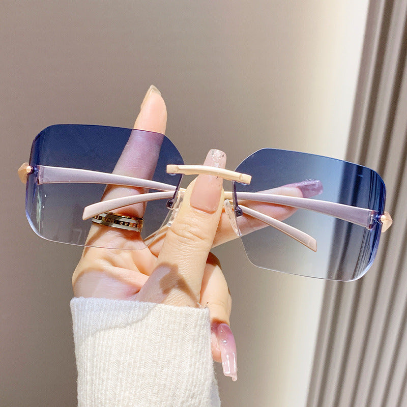 Dame moteriktig kvadratisk solbrille med dekorert metallramme Skanto