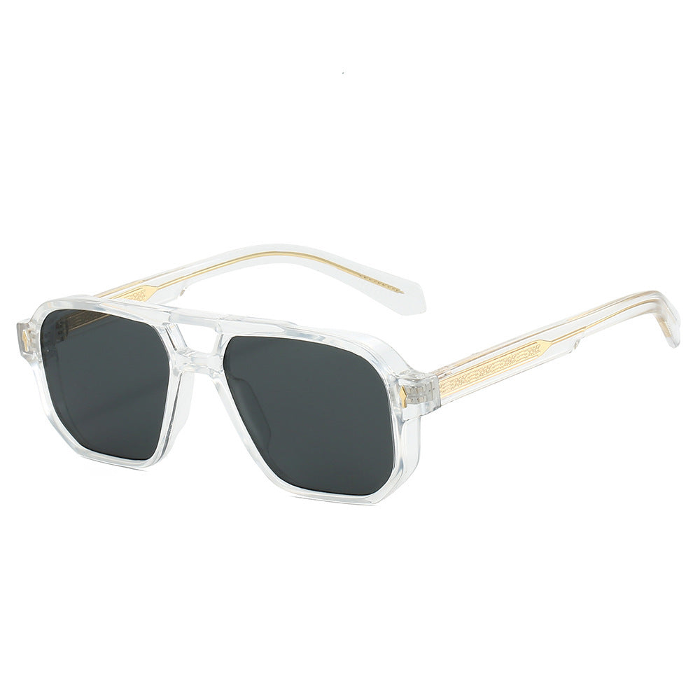 Dame moter solbrille i urban design med polariserte glass Skanto
