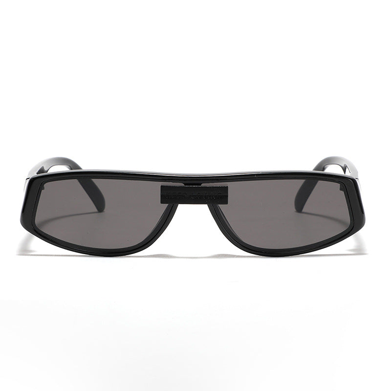 Dame futuristiske solbriller i minimalistisk design Skanto