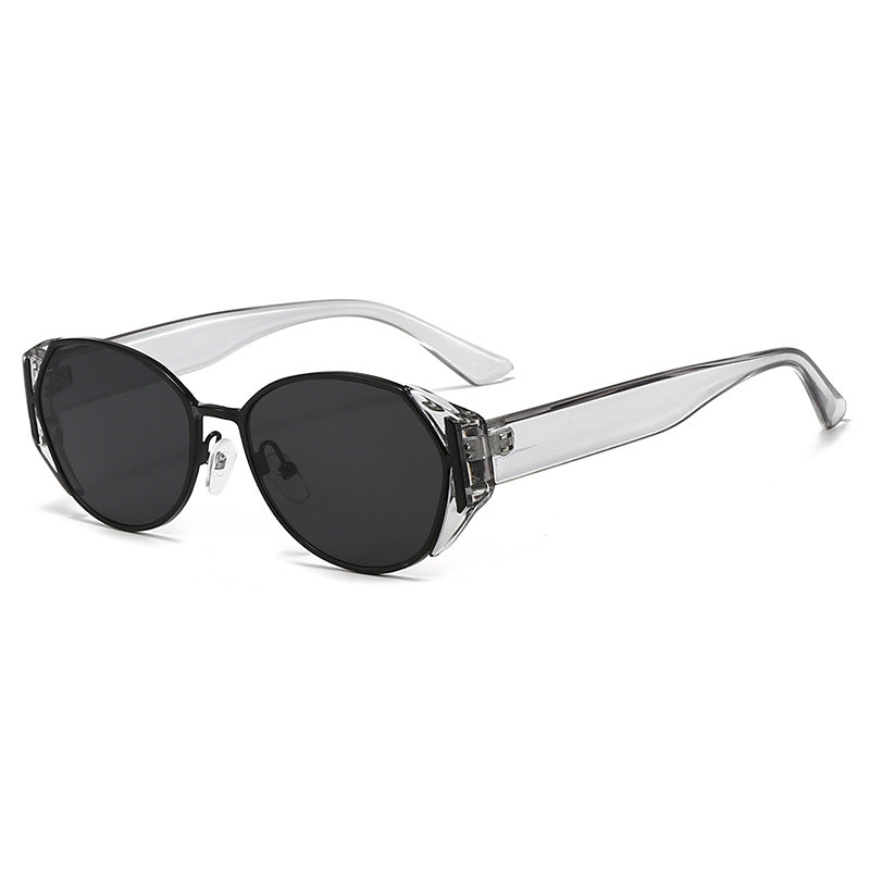 Dame moteriktig solbrille med markant ramme Skanto