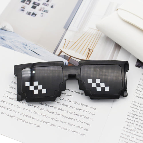 Dame Retro-solbriller i stilig pixel-design Skanto