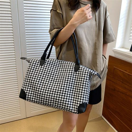 Moderne håndveske i tidløs houndstooth-mønster Skanto
