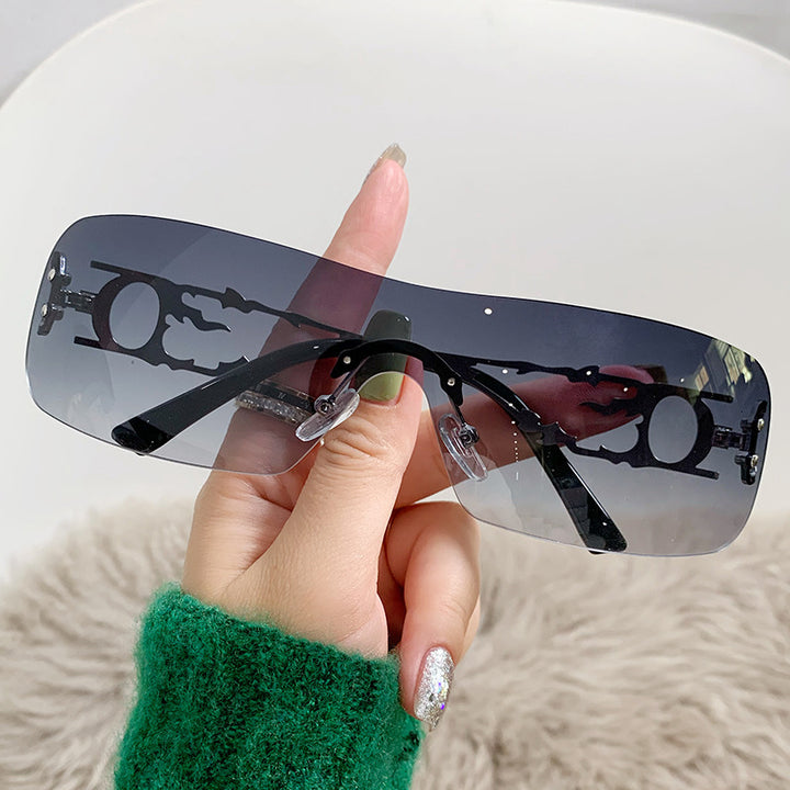 Dame moteriktig solbrille med innovativt design Skanto