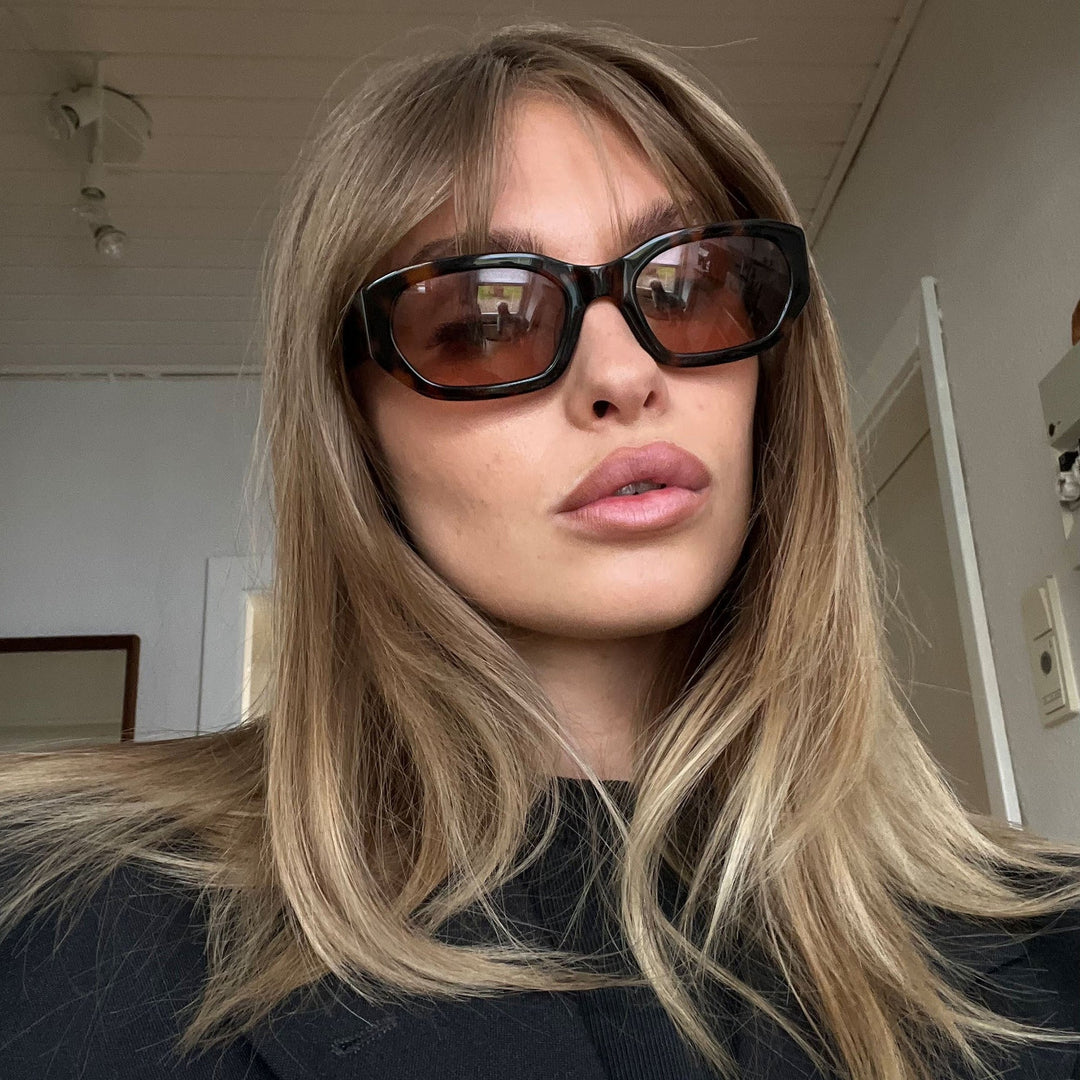 Dame moteriktig solbrille i stilfull, oversized design Skanto
