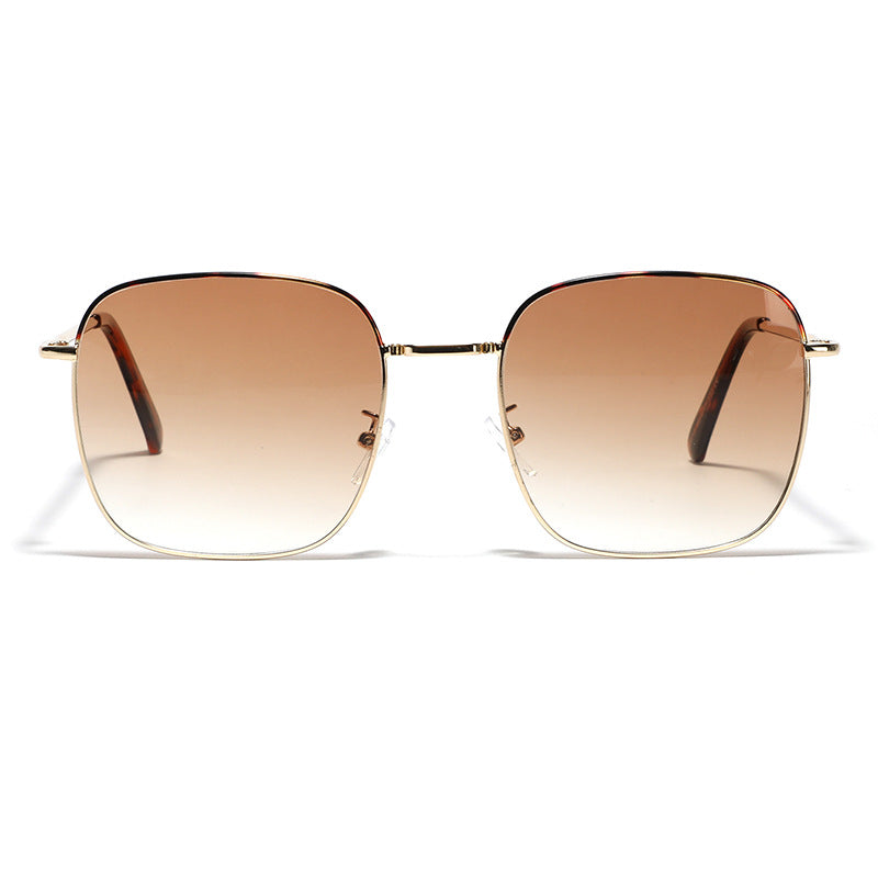 Dames moteriktig firkantet solbrille med elegant metallramme Skanto