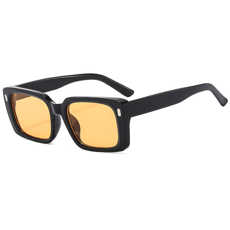 Dame Motemodige kvadratiske solbriller med matt ramme og UV-beskyttelse Skanto