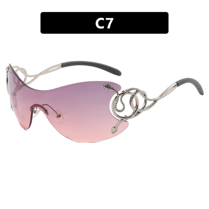Dame futuristisk solbrille med lekent design Skanto