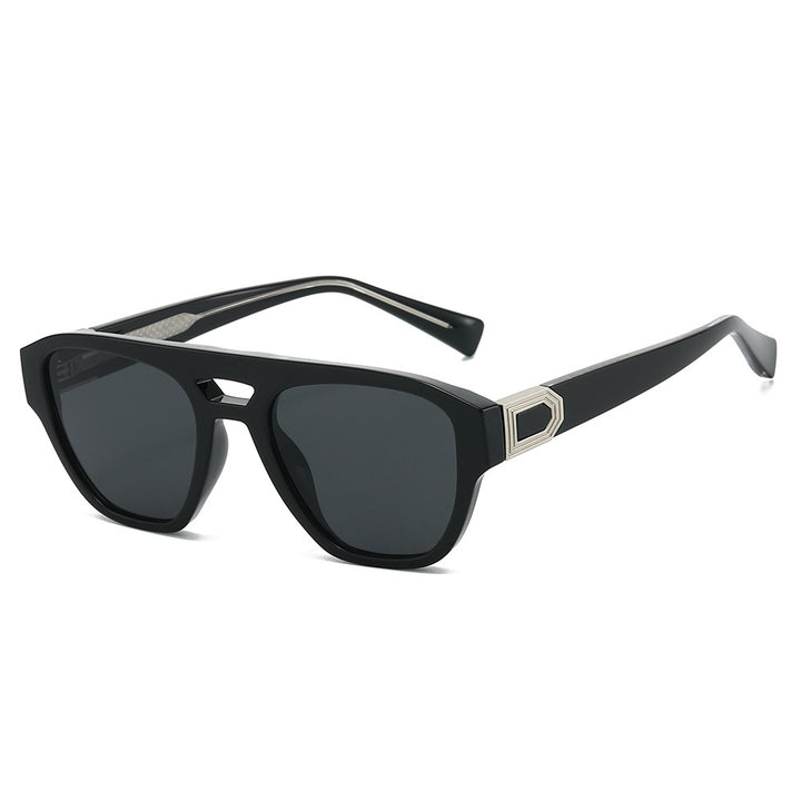 Dame Designer-solbrille med moderne, kantete ramme og gradient Skanto