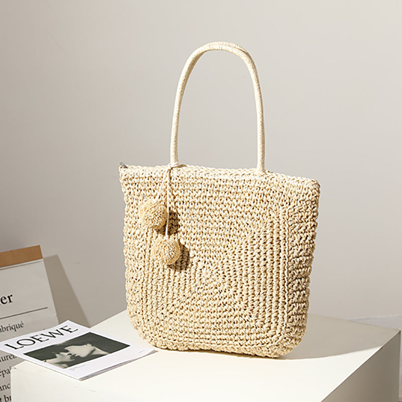 Handmade straw bag with pompom details Skanto