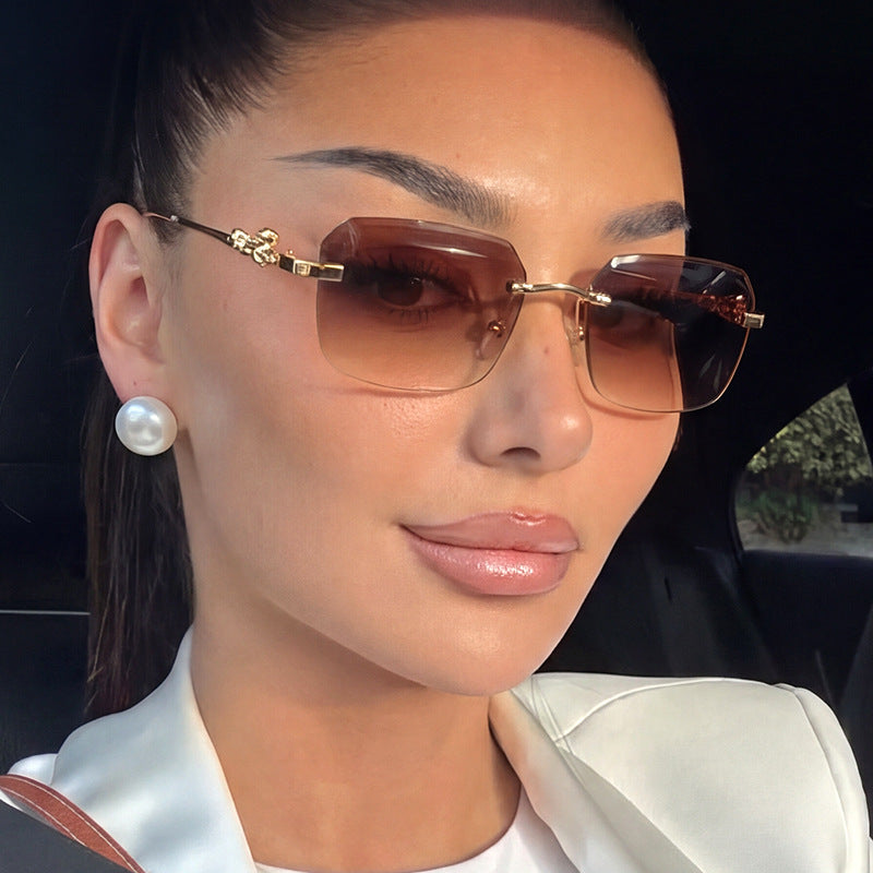 Women's Fashionable Square Sunglasses with Elegant Gold Frame and Protective UV Filter Skanto