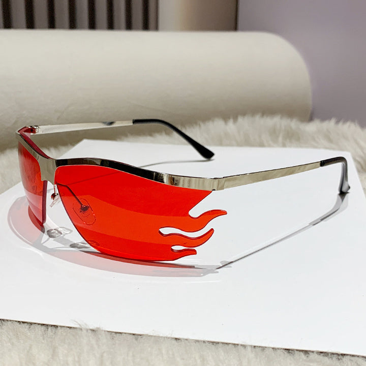 Dame trendy solbrille med innovativ flammeinnramming Skanto