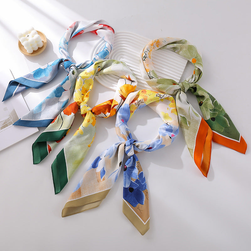 Dame silkesjal i elegant botanisk design Skanto