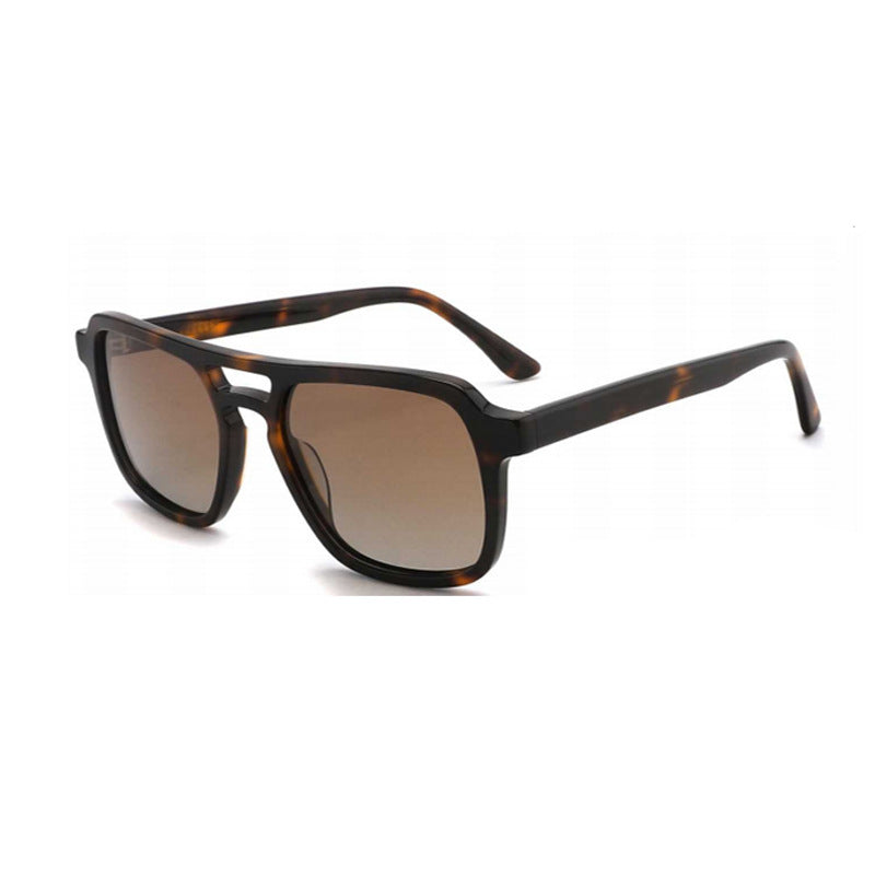 Dame solbrille med robust, stilisert plastramme og harmonisk avrundede glass Skanto