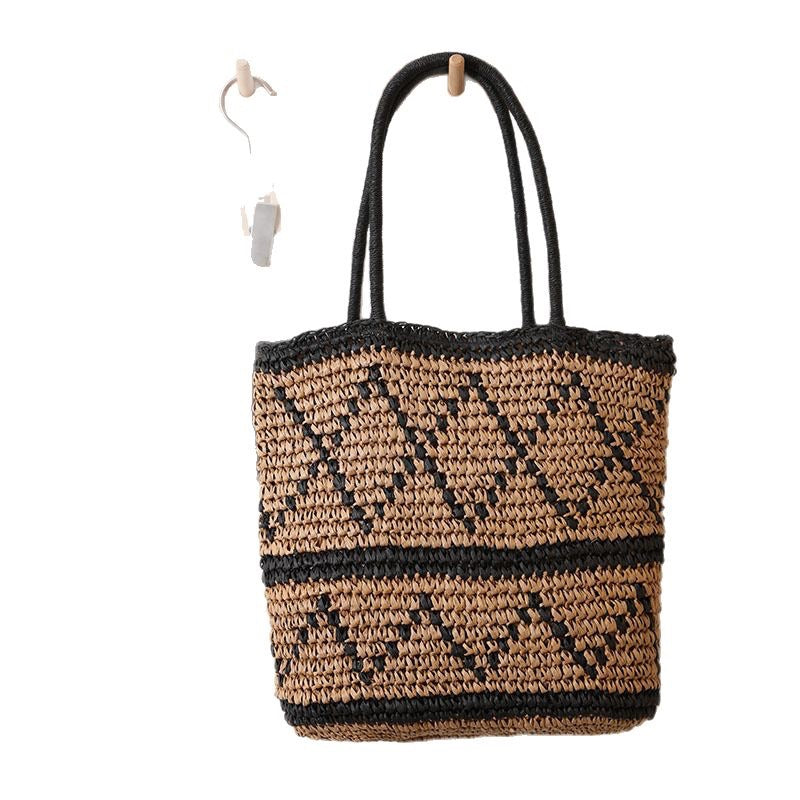 Handmade straw basket with geometric pattern Skanto