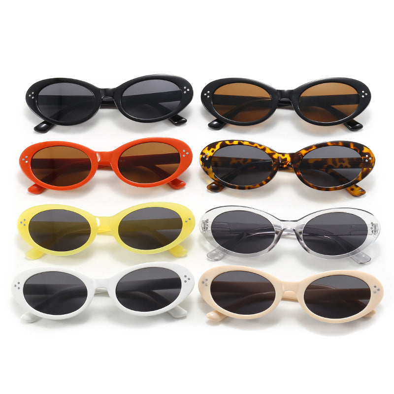 Damer moteriktig solbrille i elegant ovalt design Skanto