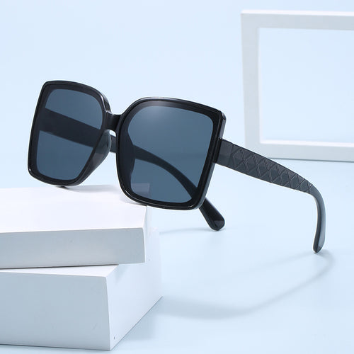 Dame moteriktig kvadratisk solbrille med elegant ramme Skanto