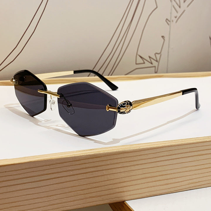 Dame Designer solbrille med heksagonal ramme og gyldne detaljer Skanto