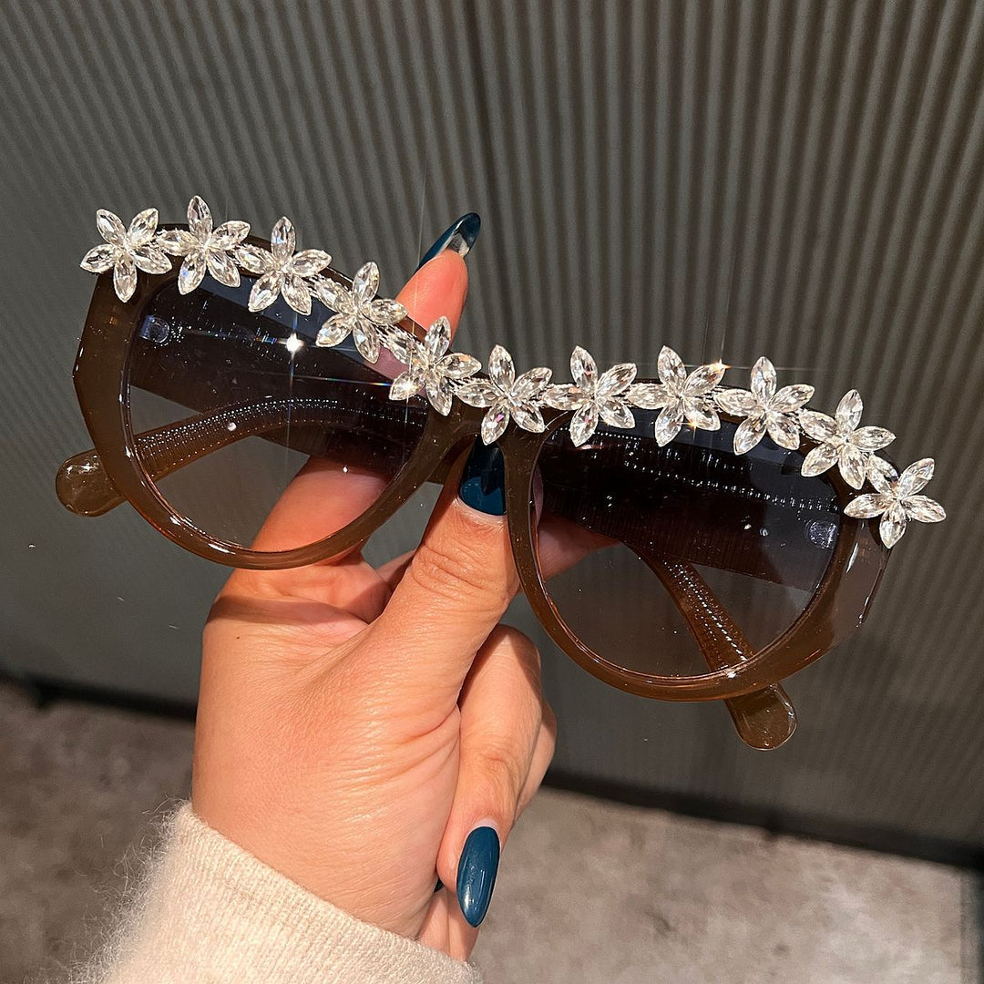 Dame solbrille med florale krystallakenter Skanto
