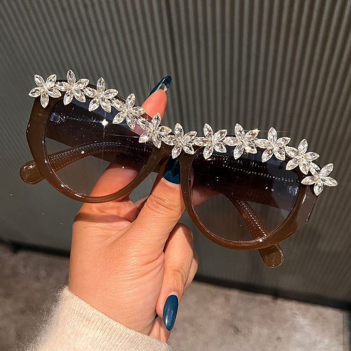 Dame solbrille med florale krystallakenter Skanto