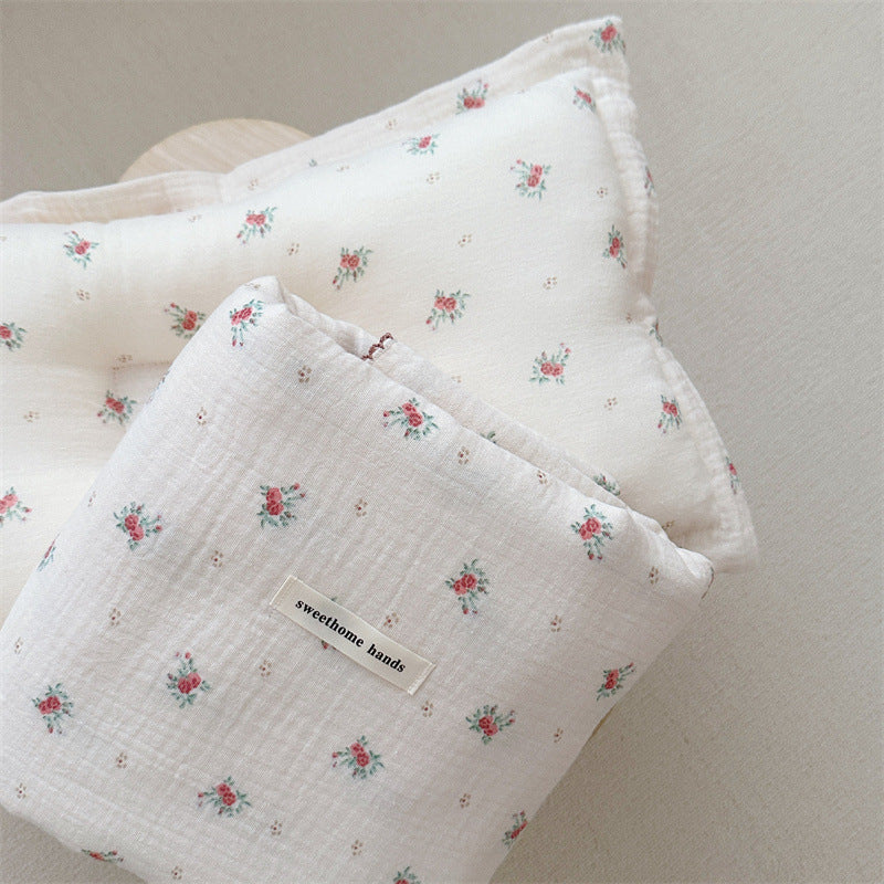 Unisex koselig muslinteppe med elegant blomstermønster Skanto