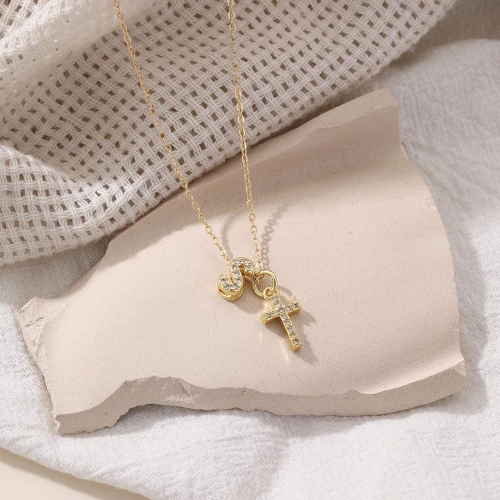 Skanto | Liten Diamant Initial & Kors Smykke