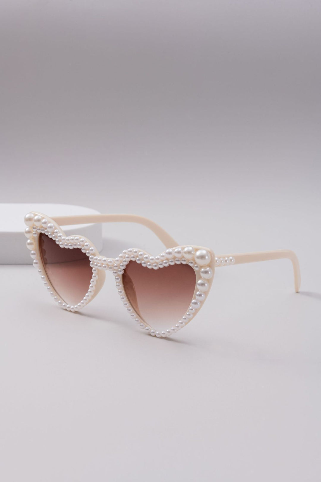 Dame designer solbrille med perleinnramming fra Skanto
