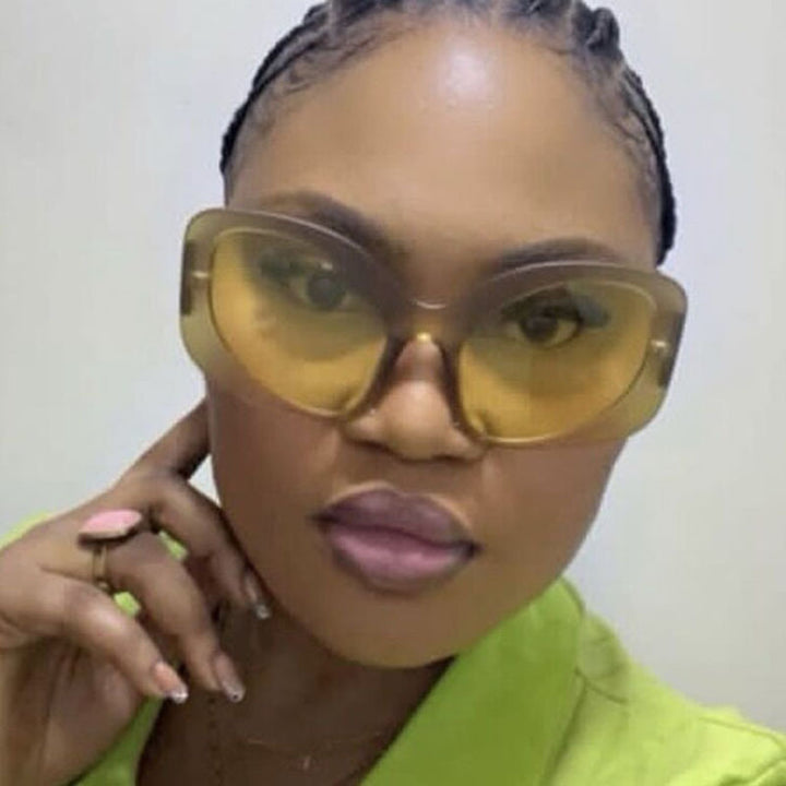 Dame elegant oversized solbrille med markant design Skanto